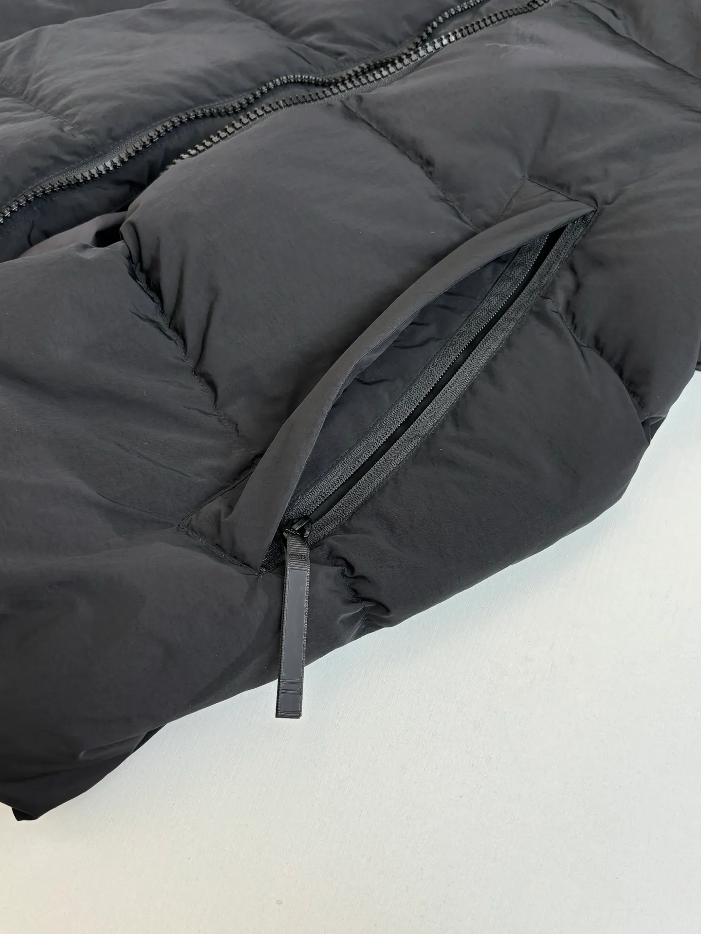 P1010 Canada Goos*/Big Goose Rubber Label Matte Down Jacket The fabric is made of high-quality protective nylon fabric, 90 national standard high-quality white duck down: selected high-fill power velvet, light and warm, with excellent temperature locking performance and good resilience. Three-dimensional quilting technology and precision thread reinforcement prevent lint from being drilled and ensure that the fluffy and resilient elasticity lasts like new.  Size：S/M/L/XL